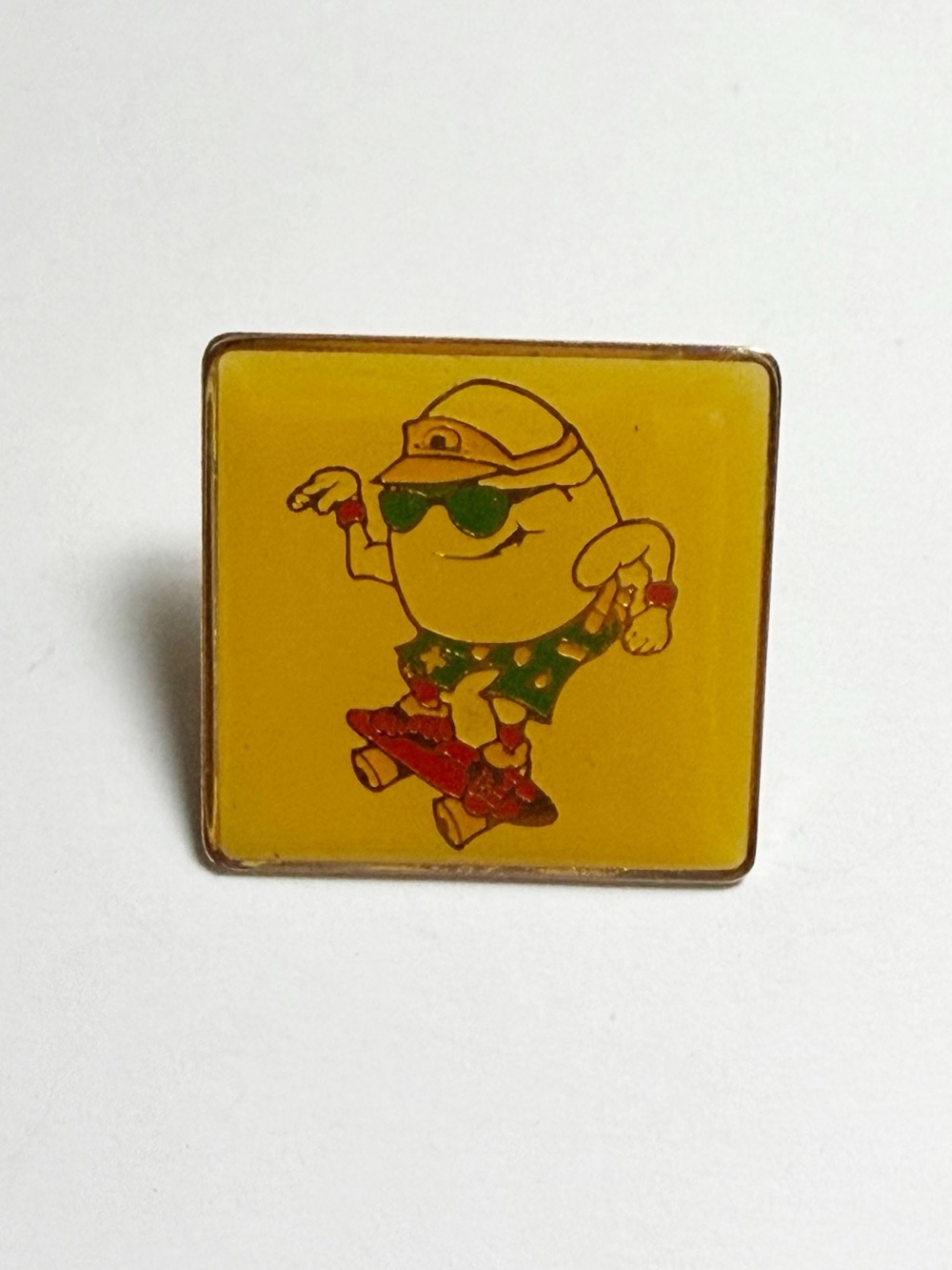 Vintage California Fresh Eggs1980’s 1990’s Lapel Pin Egg On Skateboard Gold Tone